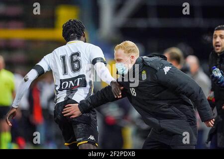 CHARLEROI, BELGIEN - 12. MÄRZ: Shamar Nicholson von Sporting Charleroi feiert sein Tor im Jupiler Pro League Spiel zwischen Charleroi und C Stockfoto