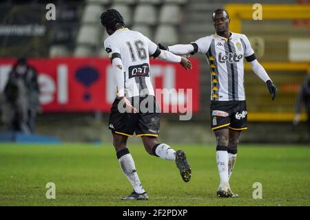 CHARLEROI, BELGIEN - 12. MÄRZ: Shamar Nicholson von Sporting Charleroi feiert sein Tor im Jupiler Pro League Spiel zwischen Charleroi und C Stockfoto