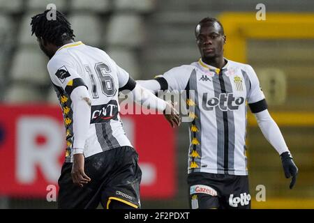 CHARLEROI, BELGIEN - 12. MÄRZ: Shamar Nicholson von Sporting Charleroi feiert sein Tor im Jupiler Pro League Spiel zwischen Charleroi und C Stockfoto