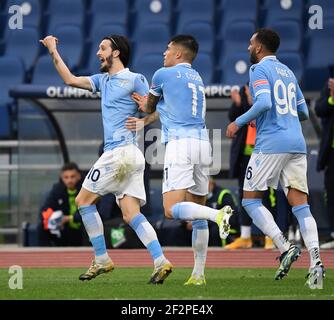 Rom, Italien. März 2021, 12th. Latiums Luis Alberto (L) feiert während einer Serie A Fußballspiel zwischen Latium und Crotone in Rom, Italien, 12. März 2021. Quelle: Alberto Lingria/Xinhua/Alamy Live News Stockfoto