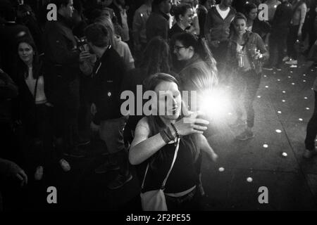 Deutschland, Bayern, Antdorf, Festwoche des Trachtenvereins. Junge Frau macht ein Selfie während der Party im Festzelt. Stockfoto