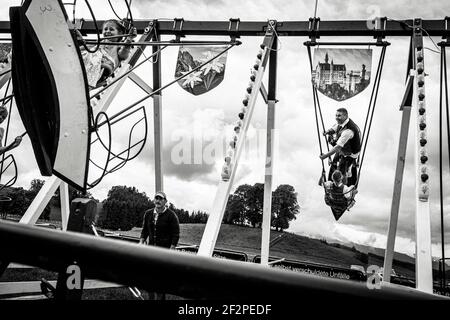 Deutschland, Bayern, Antdorf, Festwoche des Trachtenvereins. Mann mit Kindern auf einem Schaukelboot. Stockfoto