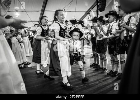 Deutschland, Bayern, Antdorf, Festwoche des Trachtenvereins. Jungen und Mädchen in Kostüm tanzen auf der Bühne. Stockfoto