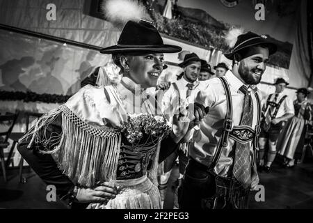 Deutschland, Bayern, Antdorf, Festwoche des Trachtenvereins. Mann und Frau in Kostümen tanzen auf der Bühne des Festzeltes. Stockfoto