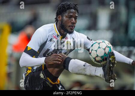 CHARLEROI, BELGIEN - 12. MÄRZ: Shamar Nicholson von Sporting Charleroi beim Jupiler Pro League Spiel zwischen Charleroi und Club Brugge im Stade d Stockfoto