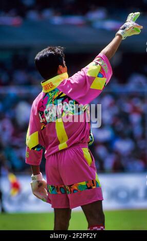 Mexikanischer Fußballstar Jorge Campos bei einem internationalen Spiel Stockfoto