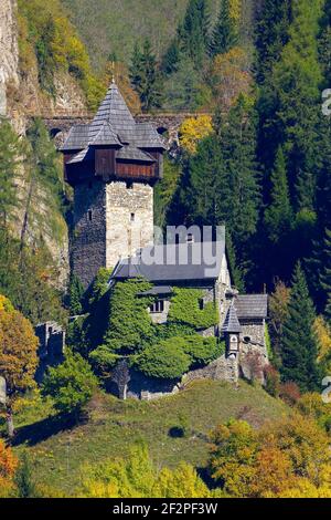 Südansicht von Schloss Falkenstein im Mölltal in Kärnten im Hochformat, Stockfoto