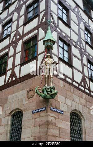 Ritter in Rüstung an der Ecke beim tiergärtnertor und obere schmiedgasse in Nürnberg Stockfoto