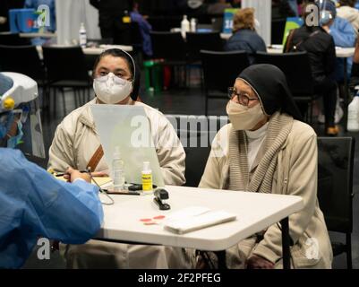 Bogota, Kolumbien. März 2021, 12th. Einige Nonnen besuchen den Ort, wo eine von ihnen mit dem chinesischen Sinovac Biotech-Impfstoff gegen COVID-19 geimpft werden Kredit: Daniel Garzon Herazo/ZUMA Wire/Alamy Live News Stockfoto