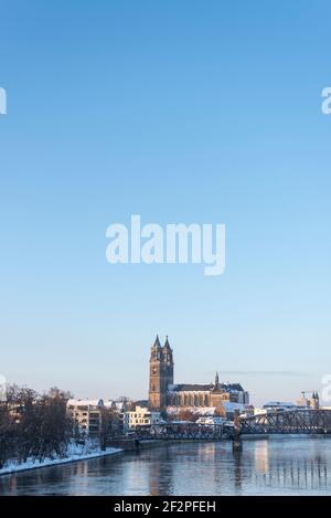 Deutschland, Sachsen-Anhalt, Magdeburg, der Magdeburger Dom und die historische Liftbrücke im Winter. Stockfoto