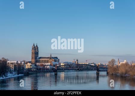 Deutschland, Sachsen-Anhalt, Magdeburg, der Magdeburger Dom und die historische Liftbrücke im Winter. Stockfoto