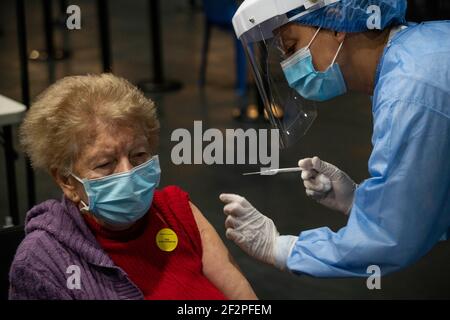 Bogota, Kolumbien. März 2021, 12th. Health Corps impft ältere Erwachsene mit chinesischem Sinovac Biotech-Impfstoff, um COVID-19 zu verhindern Kredit: Daniel Garzon Herazo/ZUMA Wire/Alamy Live News Stockfoto