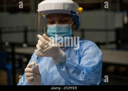 Bogota, Kolumbien. März 2021, 12th. Der Gesundheitskörper bereitet die erste Dosis des chinesischen Sinovac Biotech-Impfstoffs vor, um COVID-19 zu verhindern Kredit: Daniel Garzon Herazo/ZUMA Wire/Alamy Live News Stockfoto