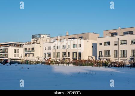 Deutschland, Sachsen-Anhalt, Magdeburg, moderne Wohnungen im Winter. Stockfoto