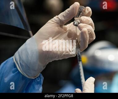 Bogota, Kolumbien. März 2021, 12th. Der Gesundheitskörper bereitet die erste Dosis des chinesischen Sinovac Biotech-Impfstoffs vor, um COVID-19 zu verhindern Kredit: Daniel Garzon Herazo/ZUMA Wire/Alamy Live News Stockfoto