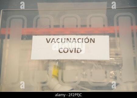 Bogota, Kolumbien. März 2021, 12th. Die Geräte, die von der Gesundheitsbehörde verwendet werden, um ältere Erwachsene mit dem chinesischen Sinovac Biotech-Impfstoff zu impfen, um COVID-19 zu verhindern Quelle: Daniel Garzon Herazo/ZUMA Wire/Alamy Live News Stockfoto