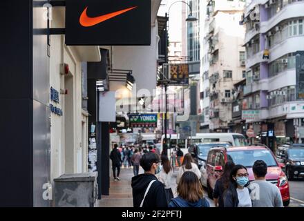 Hongkong, China. März 2021, 12th. Fußgänger gehen an der amerikanischen multinationalen Sportbekleidungsmarke, dem Nike Store und seinem Logo in Hongkong vorbei. (Foto: Chukrut Budrul/SOPA Images/Sipa USA) Quelle: SIPA USA/Alamy Live News Stockfoto