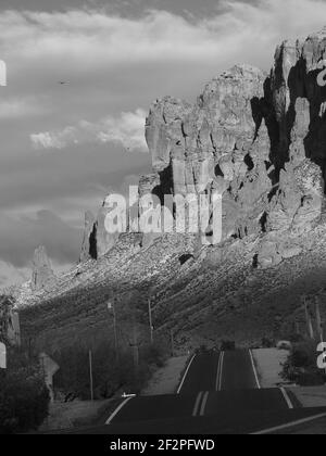Aberstition Mountain in Arizona in Schwarz und Weiß und Farbe. Im Tonto National Forest gelegen, ist es ein spektakulärer Anblick und ein Ort zum Wandern. Stockfoto