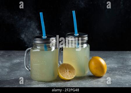 Zwei Glaskrüge Zitronensaft und Scheiben Stockfoto