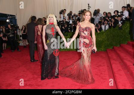 Donatella Versace und Jennifer Lopez nehmen an der "China: Through the Looking Glass" Costume Institute Benefit Gala im Metropolitan Museum of Art On Teil Stockfoto