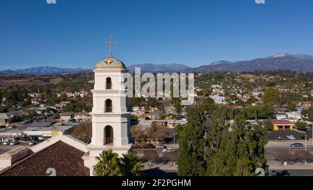 Luftaufnahme am Nachmittag des historischen religiösen Zentrums von der Innenstadt von Pomona, Kalifornien, USA. Stockfoto