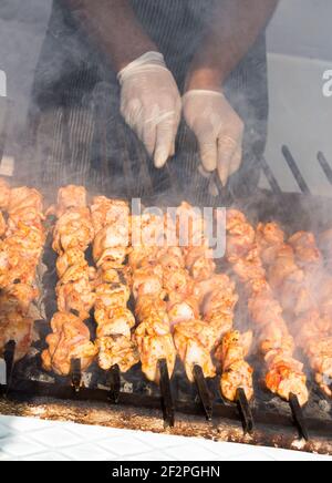 Huhn shashlyk wird in der Ansicht gegrillt Stockfoto