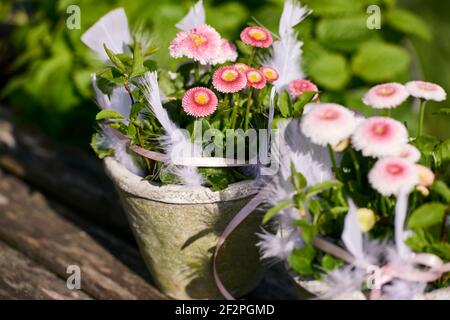 Oster-Dekorationen mit Frühlingsblumen, Ranunkeln und Anemonen Stockfoto