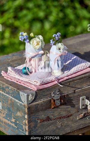 Oster-Dekorationen mit Frühlingsblumen, Ranunkeln und Anemonen Stockfoto