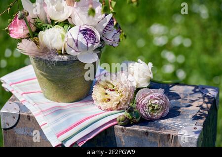 Oster-Dekorationen mit Frühlingsblumen, Ranunkeln und Anemonen Stockfoto