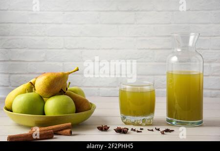 Birnen- und Apfelsaft mit Zimtgeschmack in einer Glasschale Stockfoto