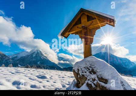 Feldkreuz bei Oberstdorf, dahinter das Trettachtal und Allgäuer Gebirge, Oberallgäu, Bayern, Deutschland, Europa Stockfoto