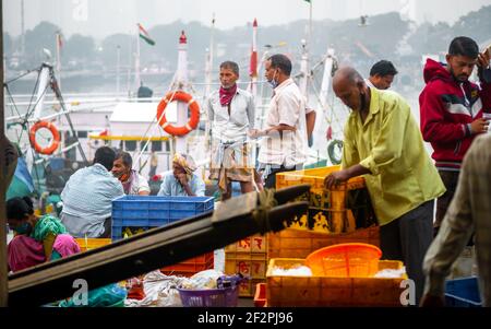 Mumbai, Indien - 1. Januar 2021 : nicht identifizierte Frauen und Männer handeln in einer Vielzahl von Fischen auf einem der ältesten Fischmarkt in Mumbai genannt Bhauch Stockfoto