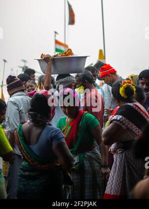 Mumbai, Indien - 1. Januar 2021 : nicht identifizierte Frauen und Männer handeln in einer Vielzahl von Fischen auf einem der ältesten Fischmarkt in Mumbai genannt Bhauch Stockfoto
