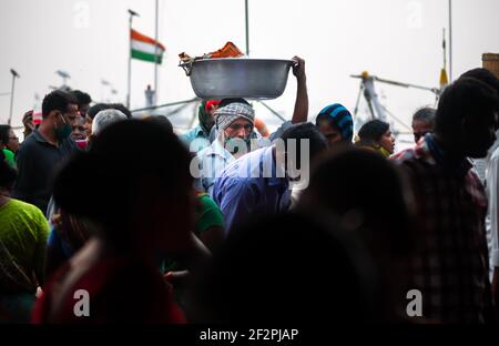 Mumbai, Indien - 1. Januar 2021 : nicht identifizierte Frauen und Männer handeln in einer Vielzahl von Fischen auf einem der ältesten Fischmarkt in Mumbai genannt Bhauch Stockfoto