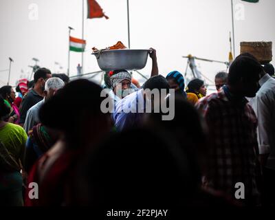 Mumbai, Indien - 1. Januar 2021 : nicht identifizierte Frauen und Männer handeln in einer Vielzahl von Fischen auf einem der ältesten Fischmarkt in Mumbai genannt Bhauch Stockfoto