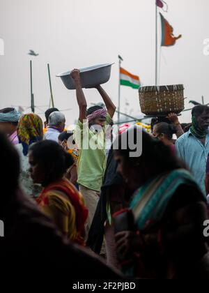 Mumbai, Indien - 1. Januar 2021 : nicht identifizierte Frauen und Männer handeln in einer Vielzahl von Fischen auf einem der ältesten Fischmarkt in Mumbai genannt Bhauch Stockfoto