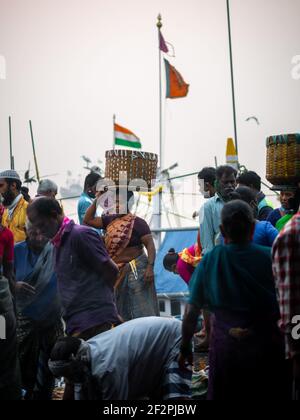 Mumbai, Indien - 1. Januar 2021 : nicht identifizierte Frauen und Männer handeln in einer Vielzahl von Fischen auf einem der ältesten Fischmarkt in Mumbai genannt Bhauch Stockfoto