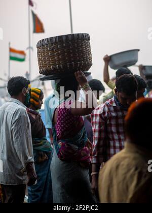 Mumbai, Indien - 1. Januar 2021 : nicht identifizierte Frauen und Männer handeln in einer Vielzahl von Fischen auf einem der ältesten Fischmarkt in Mumbai genannt Bhauch Stockfoto