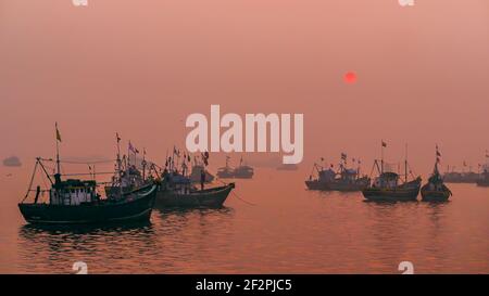 Mumbai, Indien - 1. Januar 2021: Fischerboot auf einem der ältesten Fischmärkte in Mumbai namens Bhaucha Dhakka Stockfoto