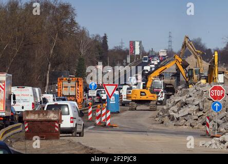 Berlin, Deutschland. März 2021, 09th. Die Autobahn A114 passiert die Baustelle bei Blankenburg auf einer einspurigen Fahrspur in beide Richtungen. Seit Anfang des Jahres wird die Auffahrt von der Prenzlauer Promenade zum Autobahnkreuz Pankow auf einer Länge von fast acht Kilometern grundlegend saniert. Im Jahr 2022 wird die Erneuerung der Fahrspuren in die Stadt beginnen. Auch die Brücken über die A114 sollen renoviert oder wieder aufgebaut werden. Quelle: Soeren Stache/dpa-Zentralbild/ZB/dpa/Alamy Live News Stockfoto