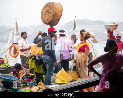 Mumbai, Indien - 1. Januar 2021 : nicht identifizierte Frauen und Männer handeln in einer Vielzahl von Fischen auf einem der ältesten Fischmarkt in Mumbai genannt Bhauch Stockfoto