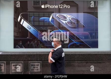 Hongkong, China. November 2020, 10th. Ein Fußgänger geht vorbei an einem amerikanischen multinationalen Technologieunternehmen, Apple iPhone 12 Pro Anzeige in Hongkong. Quelle: Chukrut Budrul/SOPA Images/ZUMA Wire/Alamy Live News Stockfoto