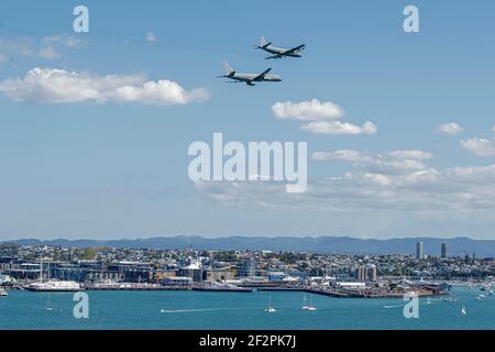 Ein Flipper von einer Boeing 757-2K2 und P-3K2 Orion Die Royal New Zealand Air Force über den America’s Cup Dorf in Auckland Neuseeland Stockfoto