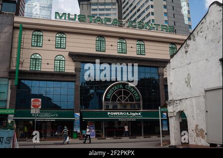 10,03.2021, Singapur, Republik Singapur, Asien - Außenansicht des Mustafa Centers, eines der 24-Stunden-Einkaufszentren Singapurs an der Syed Alwi Road. Stockfoto