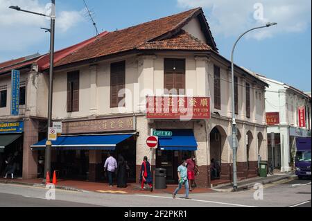 10,03.2021, Singapur, Republik Singapur, Asien - traditionelle Ladenhäuser entlang der Serangoon Road im Stadtteil Little India. Stockfoto