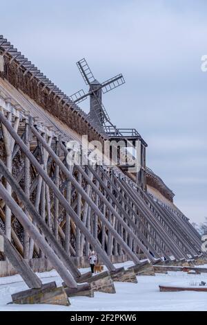 Deutschland, Sachsen-Anhalt, Schönebeck, Holzwindmühle auf dem Gradierwerk Schönebeck-Salzelmen, Deutschlands ältestes Salzwasserbad Stockfoto