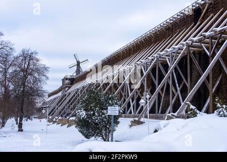 Deutschland, Sachsen-Anhalt, Schönebeck, Holzwindmühle auf dem Gradierwerk Schönebeck-Salzelmen, Deutschlands ältestes Salzwasserbad Stockfoto