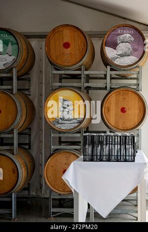 Brisbane, Queensland, Australien - März 2021: Dekorierte Weinfässer in einem Weinrestaurant Stockfoto