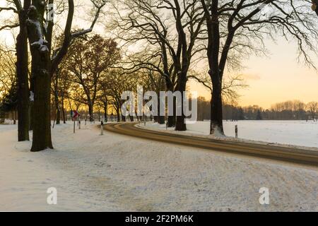 Landstraße Nr. K7222 im Winter in Deutschland, zwischen der Stadt Luckenwalde und dem kleinen Dorf Gottow, Gefahr der Glätte durch Schnee für Kraftfahrzeuge Stockfoto