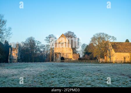 Minster Lovell Hall und Dorf im Frost bei Sonnenaufgang. Minster Lovell, Oxfordshire, England Stockfoto